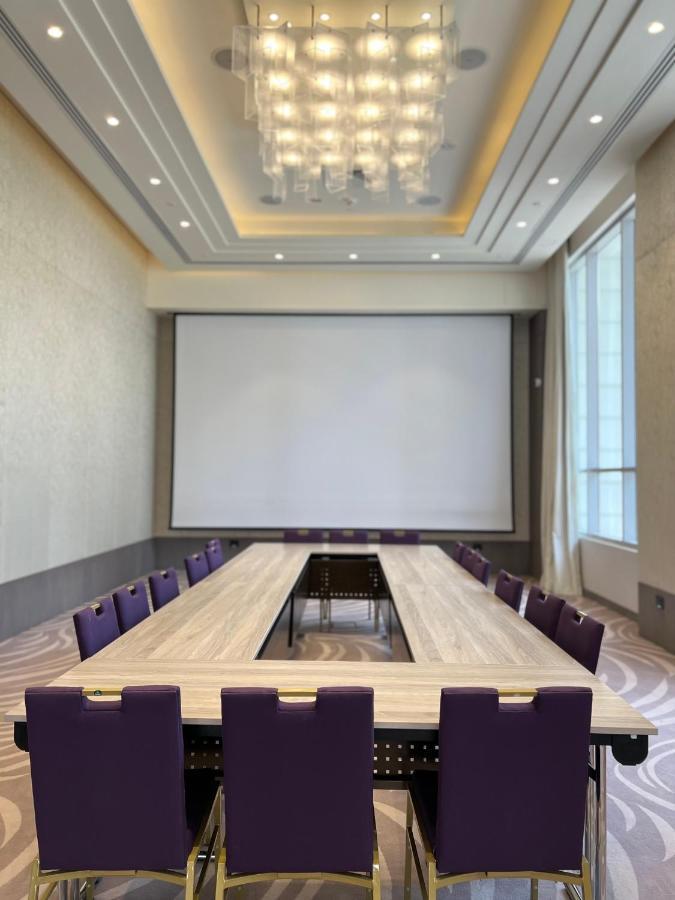 Khalidia Palace Hotel Dubai By Mourouj Gloria Exterior foto A projection screen in a meeting room