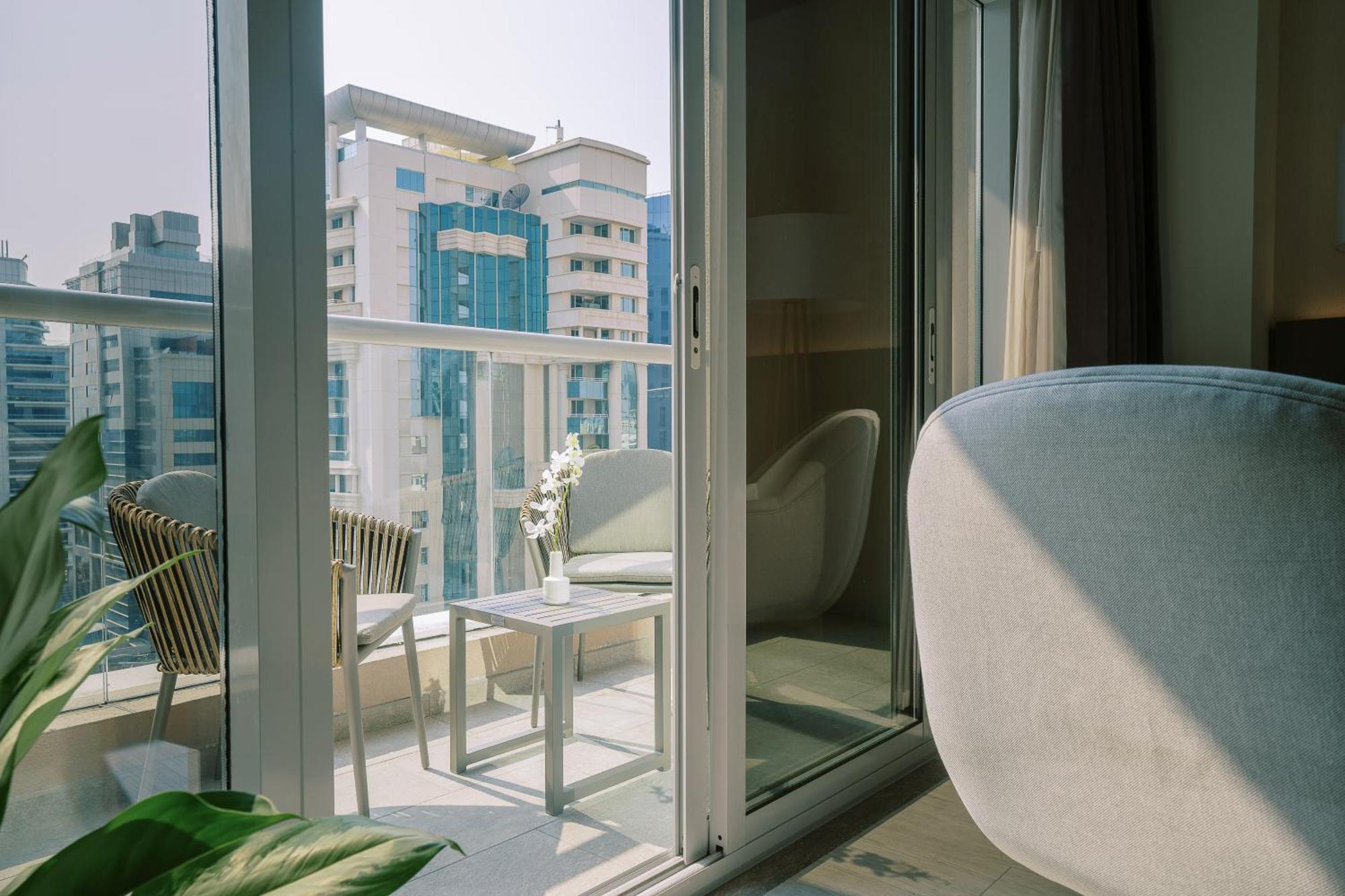 Khalidia Palace Hotel Dubai By Mourouj Gloria Exterior foto A balcony in a residential apartment