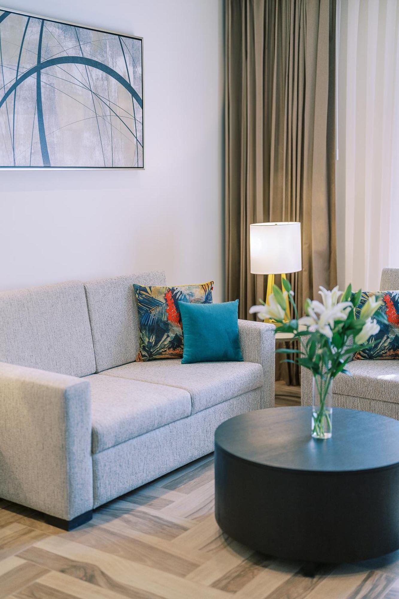 Khalidia Palace Hotel Dubai By Mourouj Gloria Exterior foto A living room at the hotel