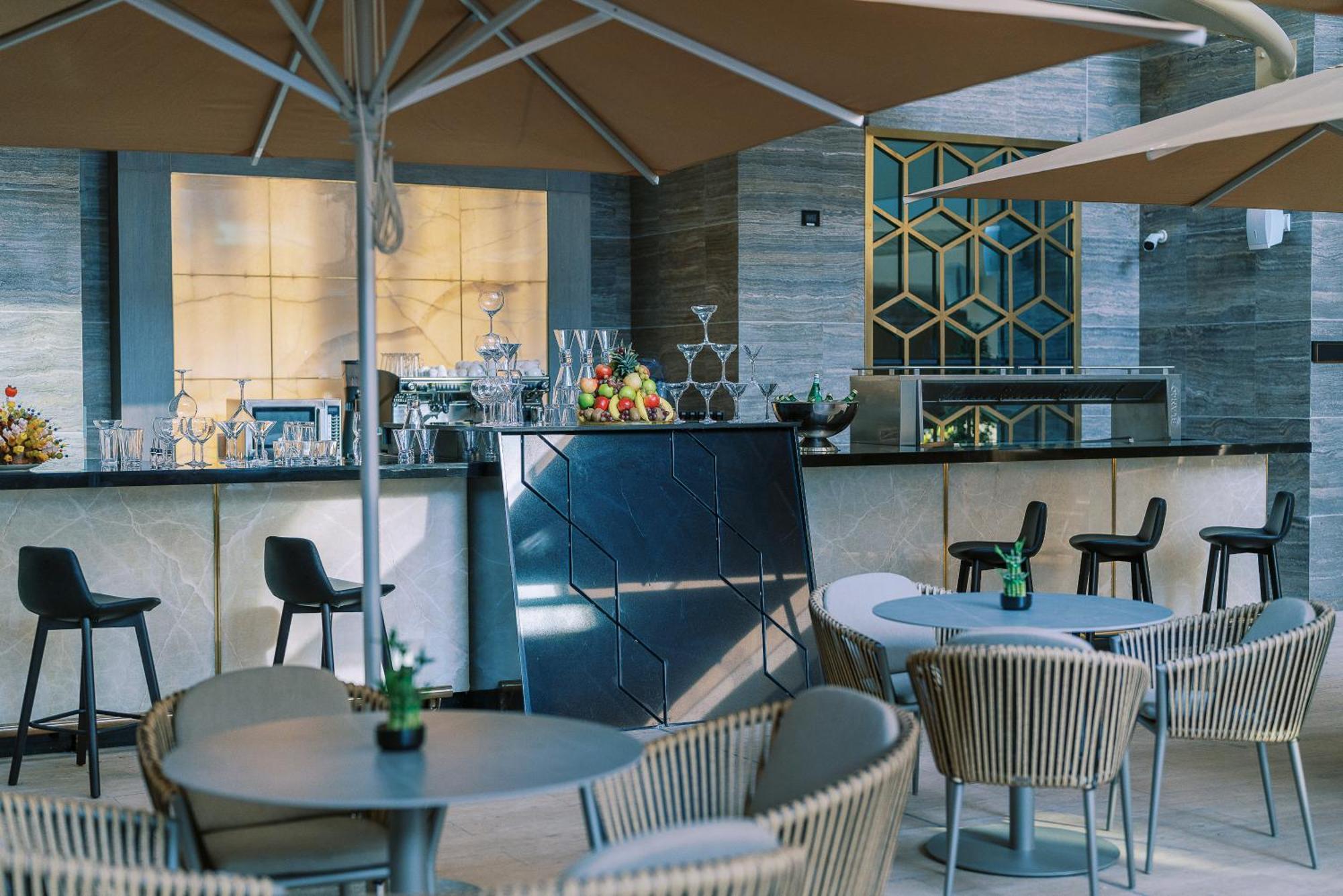Khalidia Palace Hotel Dubai By Mourouj Gloria Exterior foto The bar at the 101 lounge