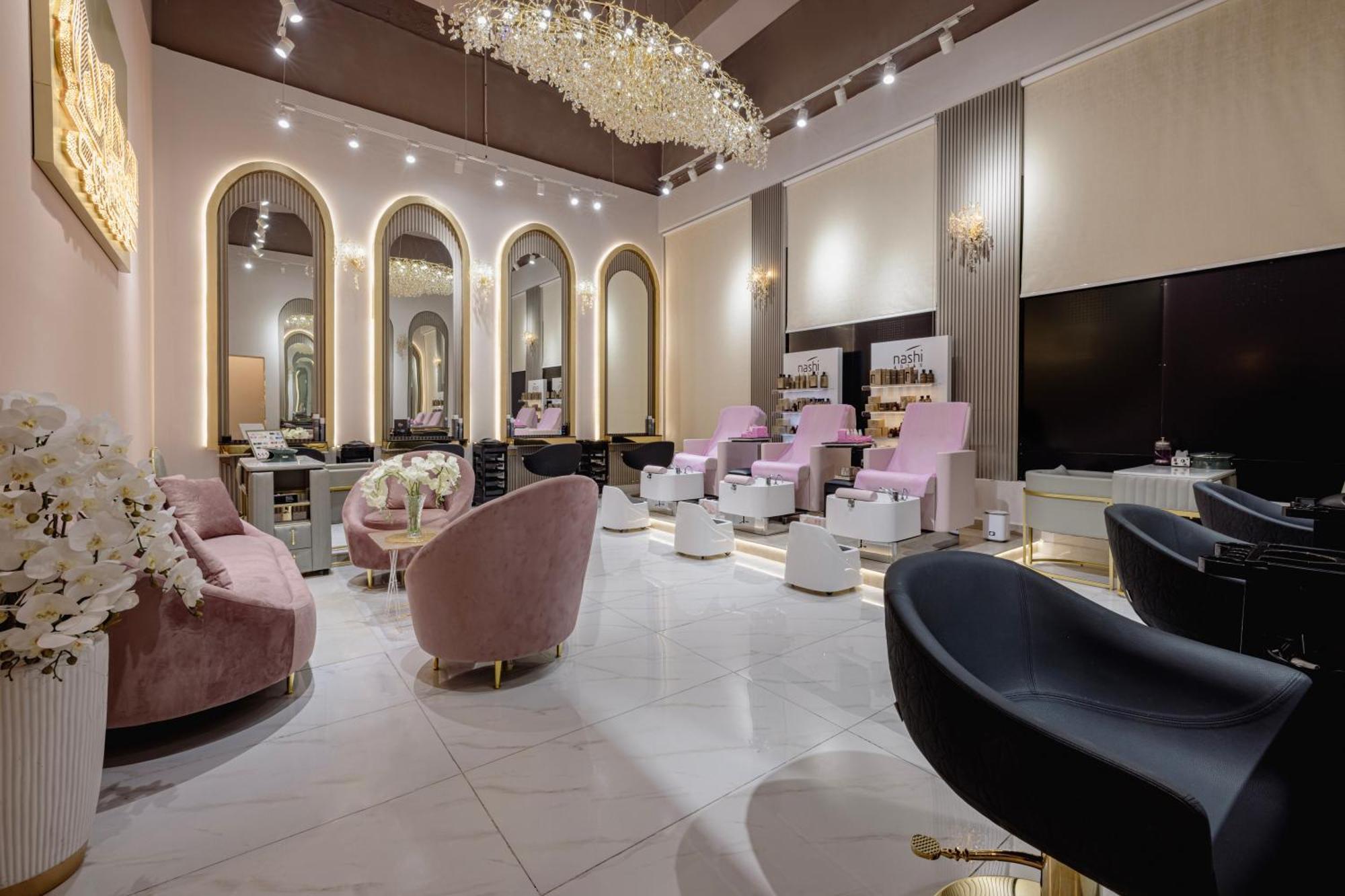 Khalidia Palace Hotel Dubai By Mourouj Gloria Exterior foto The interior of a nail salon in Dubai, United Arab Emirates