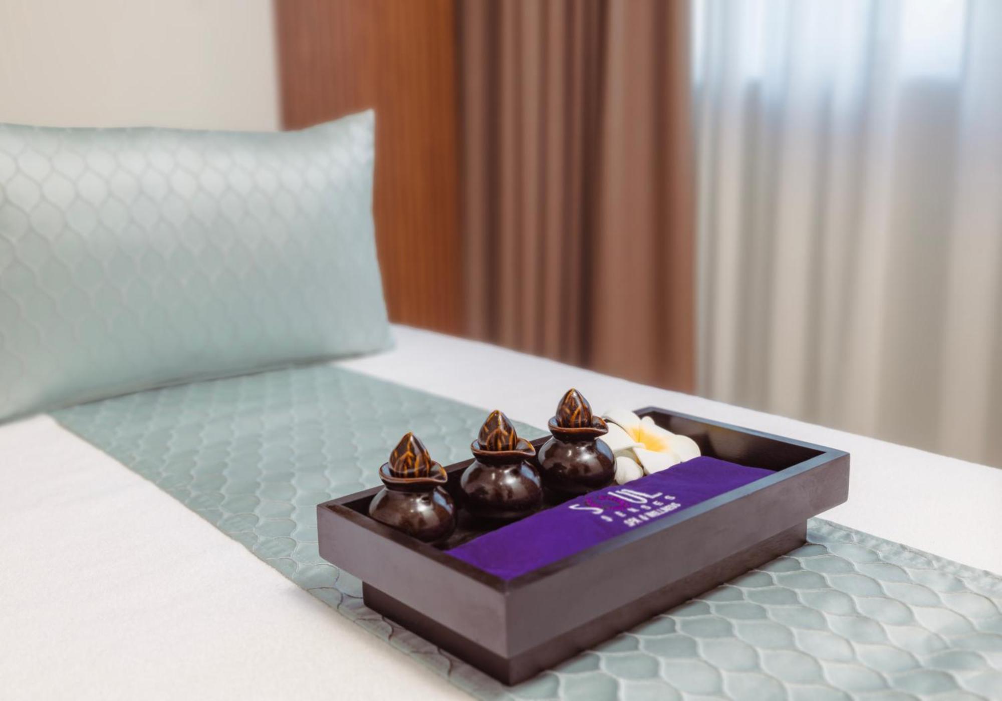 Khalidia Palace Hotel Dubai By Mourouj Gloria Exterior foto A tray of Thai herbal pillows