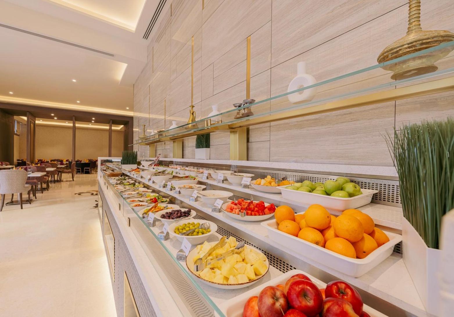 Khalidia Palace Hotel Dubai By Mourouj Gloria Exterior foto A buffet at a hotel