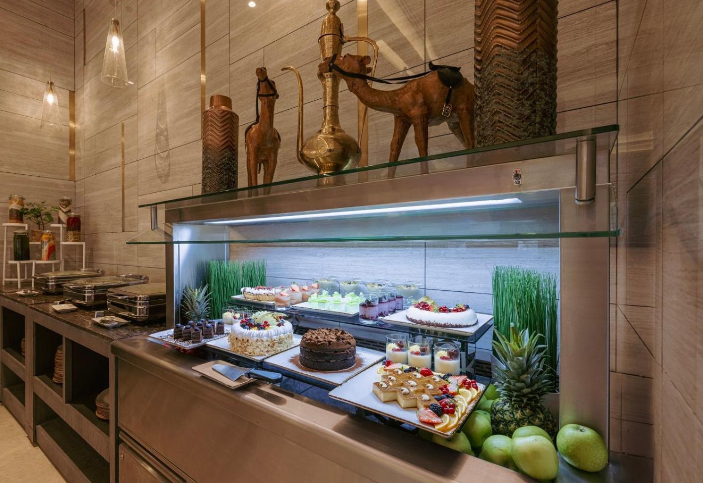 Khalidia Palace Hotel Dubai By Mourouj Gloria Exterior foto A dessert buffet