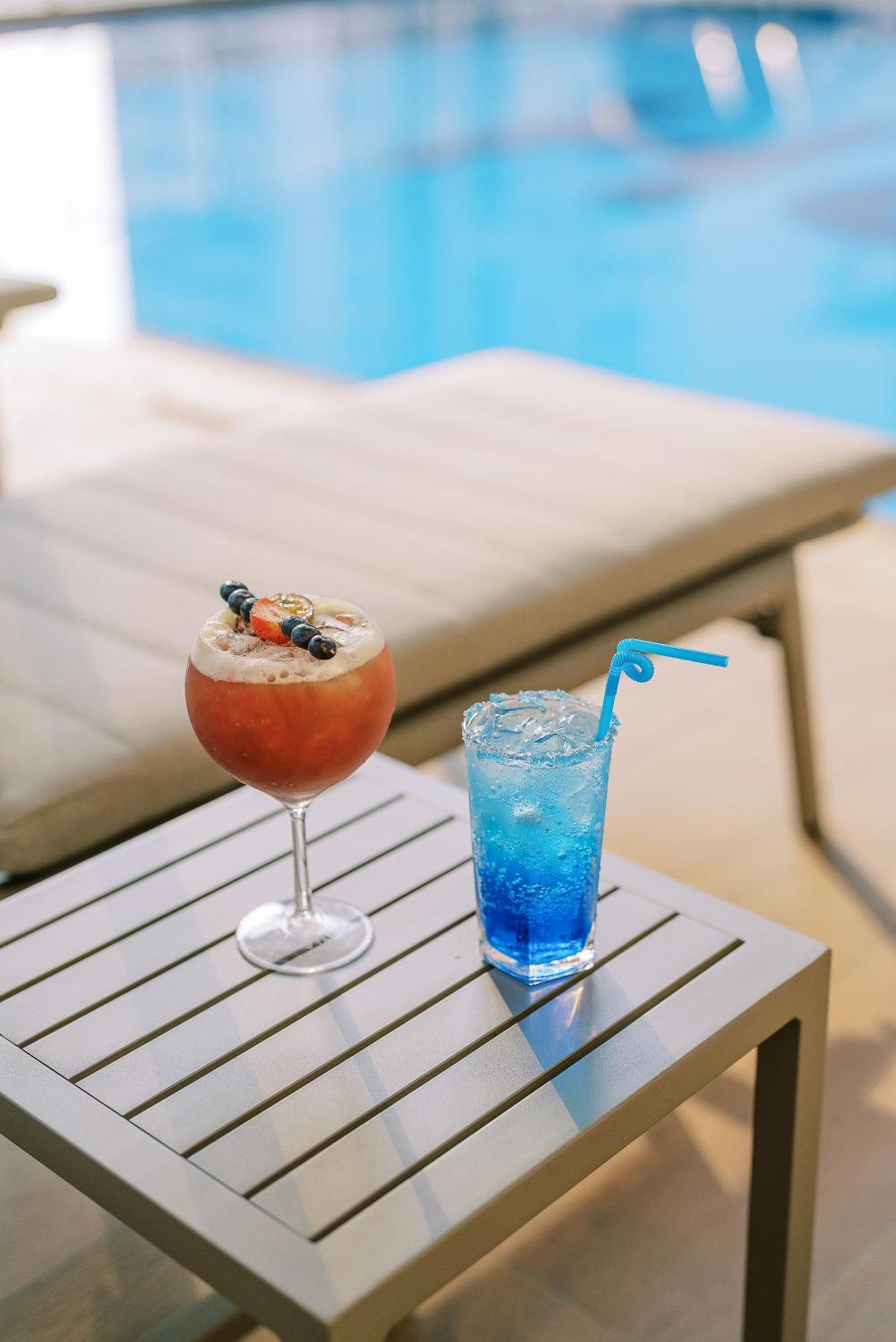 Khalidia Palace Hotel Dubai By Mourouj Gloria Exterior foto A Blue Hawaii (right)